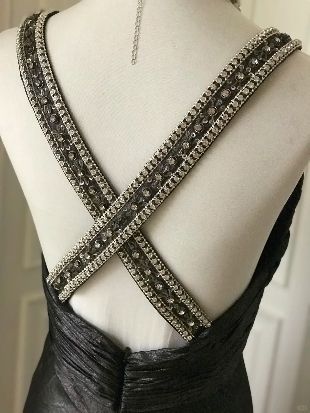 ✨🖤Schwarzes, perlenbesetztes, geheimnisvolles und edles schwarzes Schwanen-Vintage-Downton-Abbey-Ballkleid mit tiefem V-Ausschnitt und langem Satin-Abendkleid gh4390