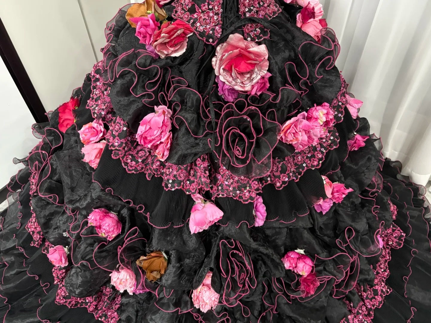 Schwarz Rosa Blumen Maximalismus Langes Tüll Ballkleid 16. Geburtstagskleid Quinceanera Kleid gh4739