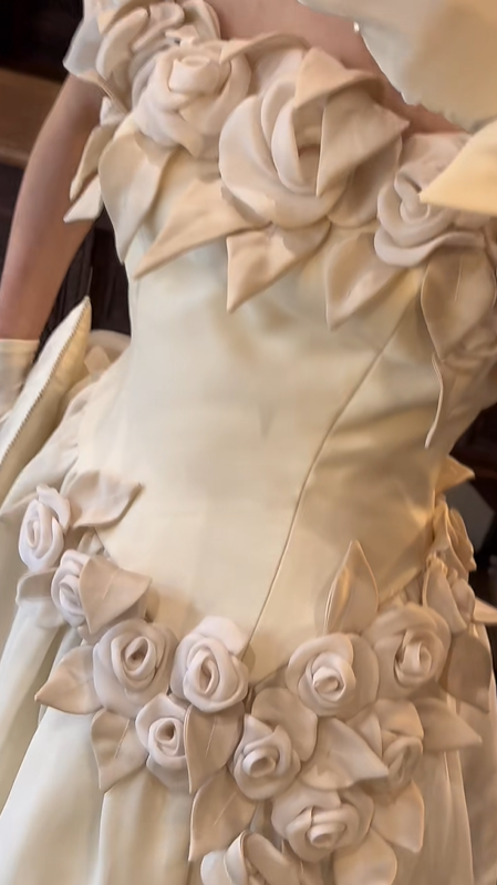 Off‑White Off‑The‑Shoulder Vintage Satin Wedding Gown, 3D Handmade Rose Floral A‑Line Train Bridal Dress gh9061