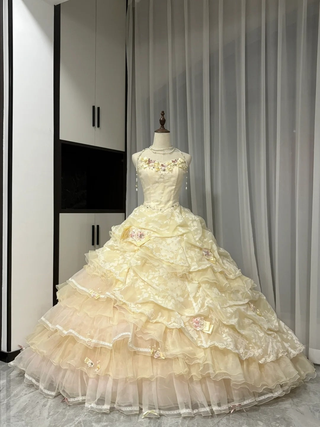 Gelbes, florales, perlenbesetztes, langes Tüll-Ballkleid zum 16. Geburtstag, Quinceanera-Kleid, gh4737