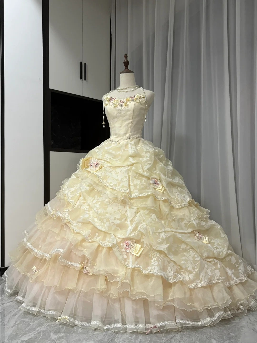 Gelbes, florales, perlenbesetztes, langes Tüll-Ballkleid zum 16. Geburtstag, Quinceanera-Kleid, gh4737