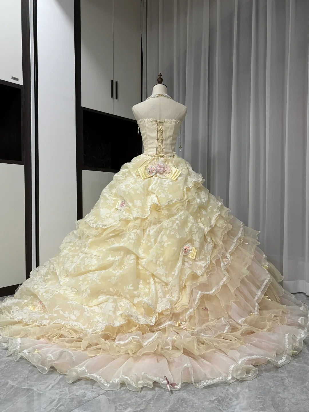 Gelbes, florales, perlenbesetztes, langes Tüll-Ballkleid zum 16. Geburtstag, Quinceanera-Kleid, gh4737