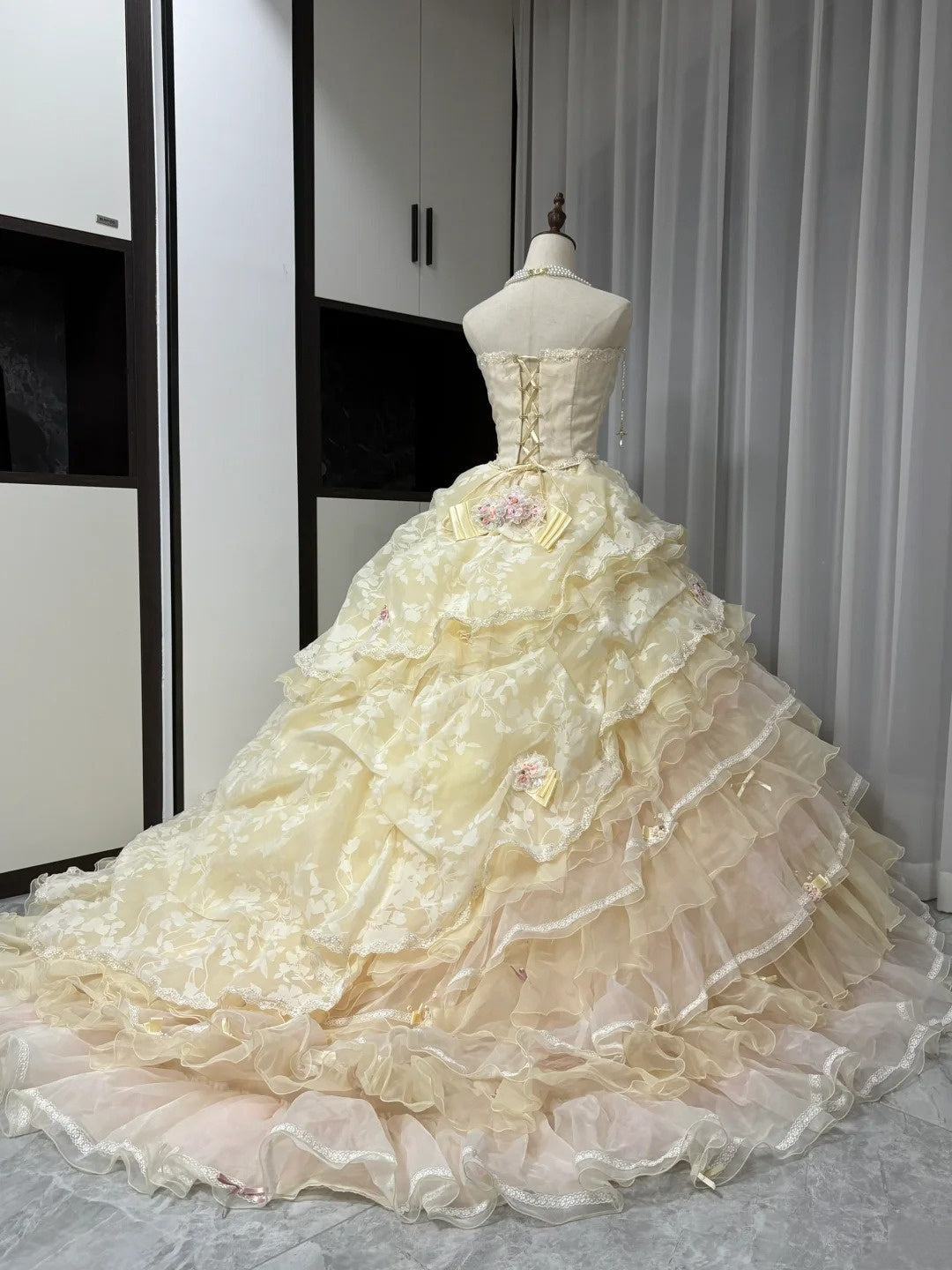 Gelbes, florales, perlenbesetztes, langes Tüll-Ballkleid zum 16. Geburtstag, Quinceanera-Kleid, gh4737