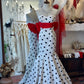 Retro-Meerjungfrauenkleid mit Bandeau-Ausschnitt und schwarz-weißen Polka-Dots: Roter Schleifengürtel, taillierter, ausgestellter Rock, festliches Abendkleid gh6576