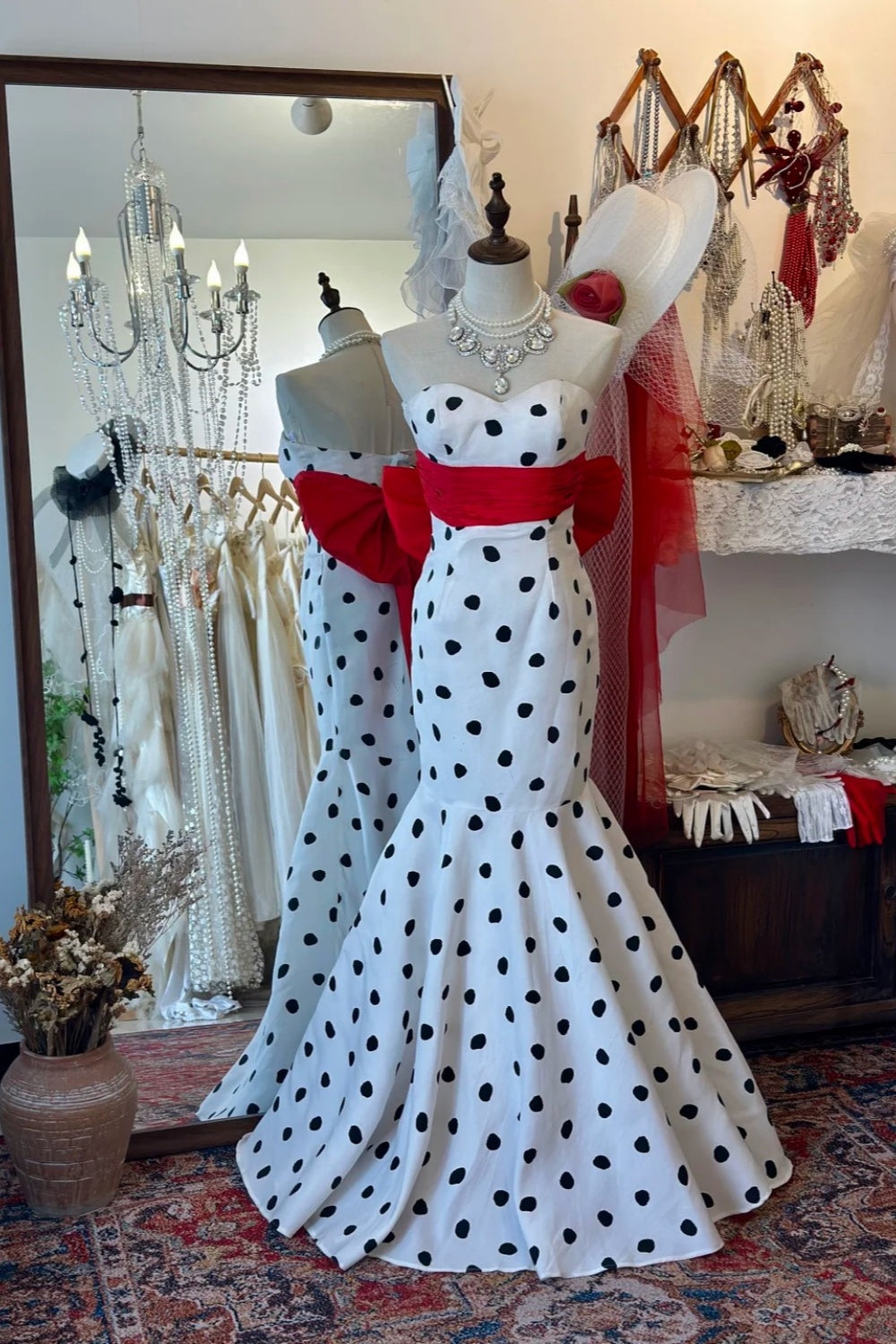 Retro-Meerjungfrauenkleid mit Bandeau-Ausschnitt und schwarz-weißen Polka-Dots: Roter Schleifengürtel, taillierter, ausgestellter Rock, festliches Abendkleid gh6576