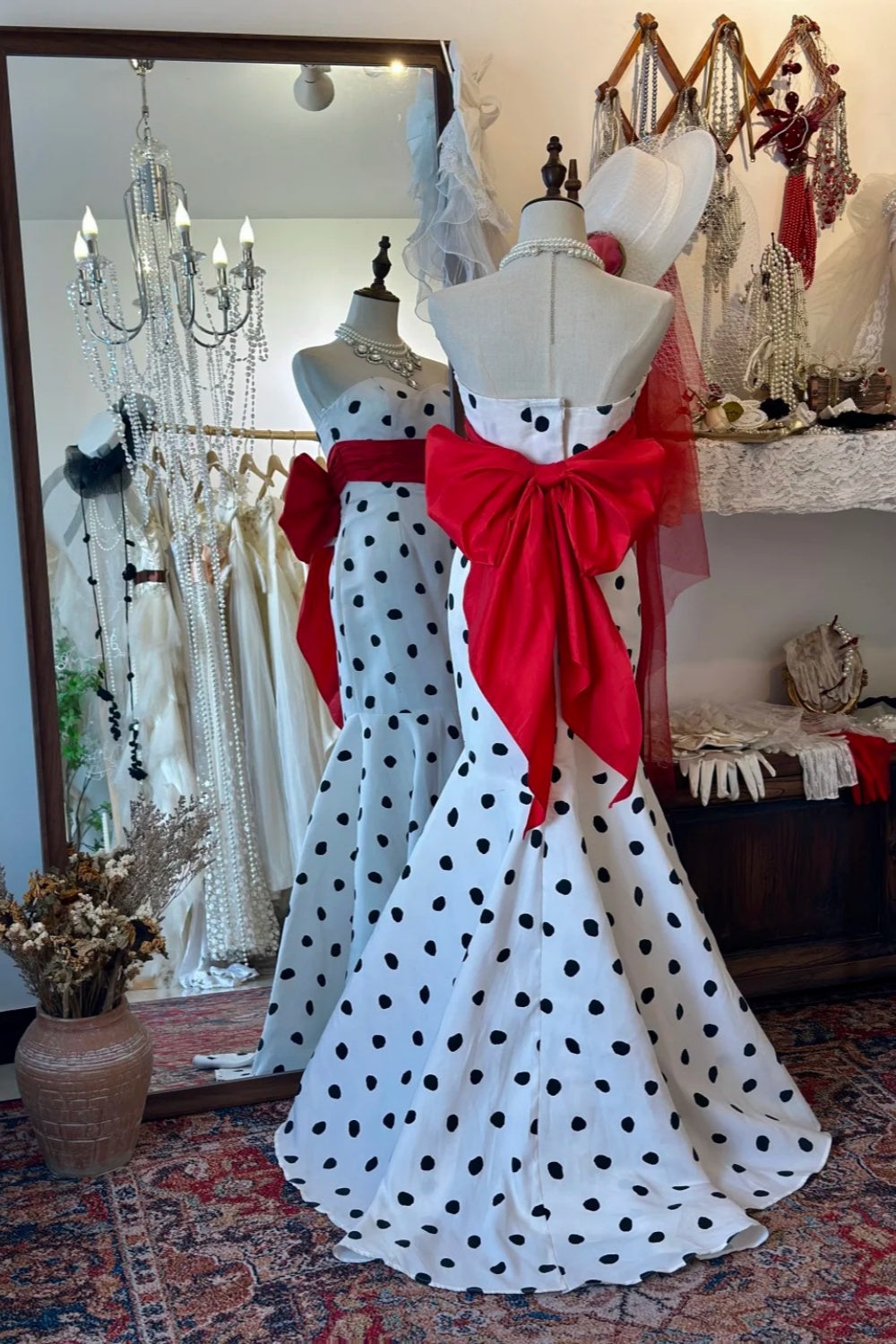 Retro-Meerjungfrauenkleid mit Bandeau-Ausschnitt und schwarz-weißen Polka-Dots: Roter Schleifengürtel, taillierter, ausgestellter Rock, festliches Abendkleid gh6576
