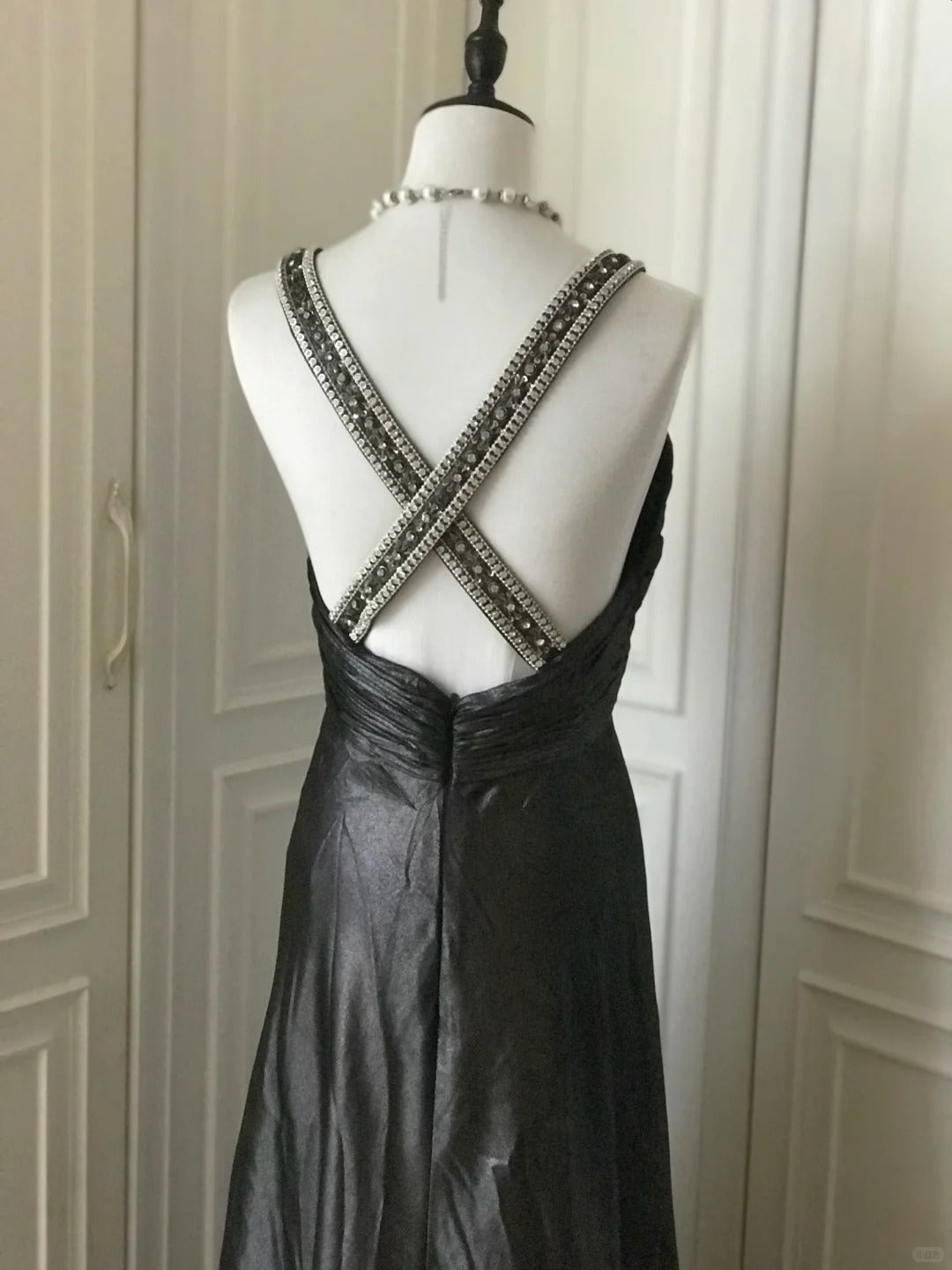 ✨🖤Schwarzes, perlenbesetztes, geheimnisvolles und edles schwarzes Schwanen-Vintage-Downton-Abbey-Ballkleid mit tiefem V-Ausschnitt und langem Satin-Abendkleid gh4390