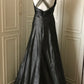 ✨🖤Schwarzes, perlenbesetztes, geheimnisvolles und edles schwarzes Schwanen-Vintage-Downton-Abbey-Ballkleid mit tiefem V-Ausschnitt und langem Satin-Abendkleid gh4390