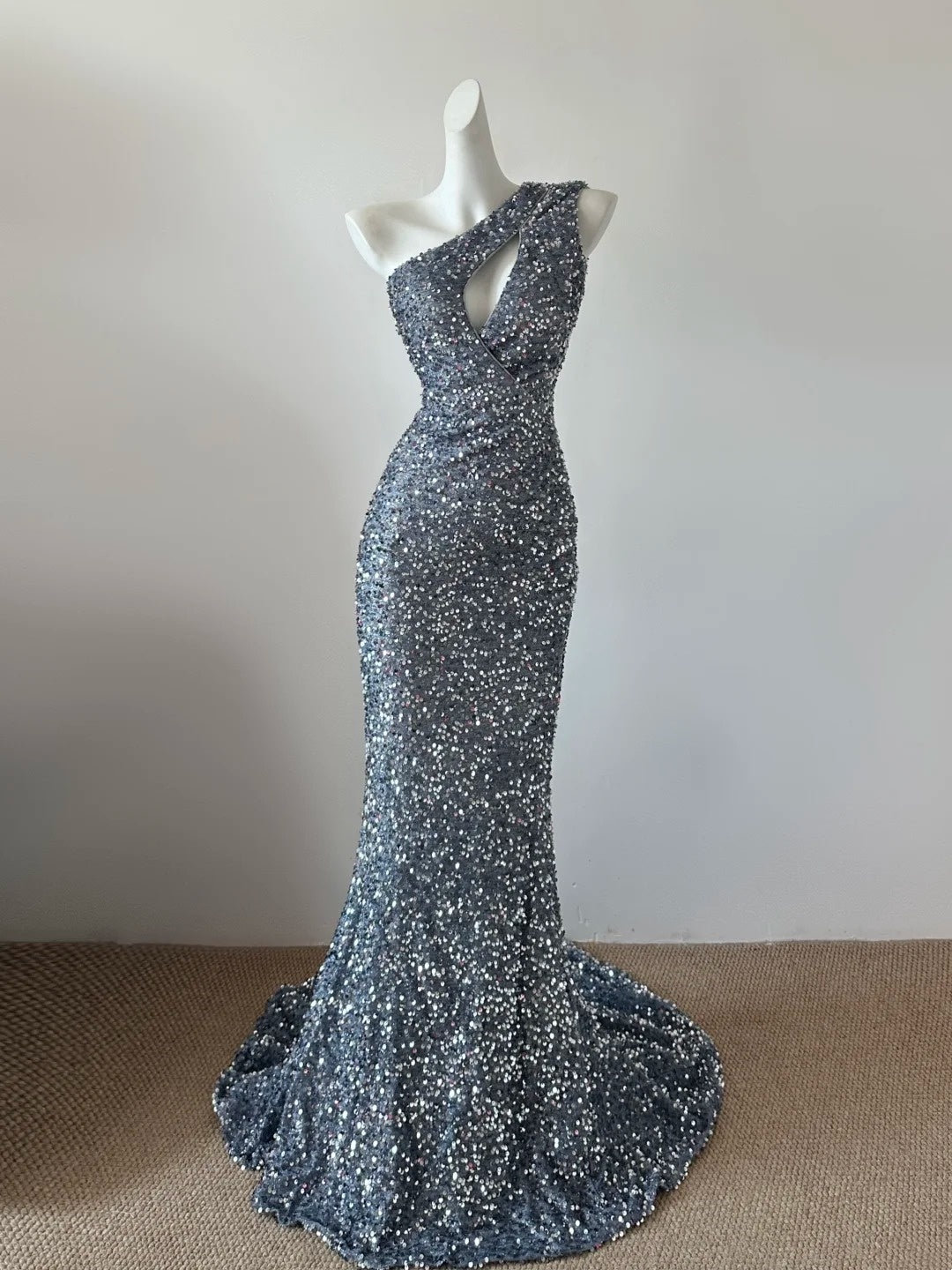 Robe de soirée longue argentée et brillante à paillettes gh4837