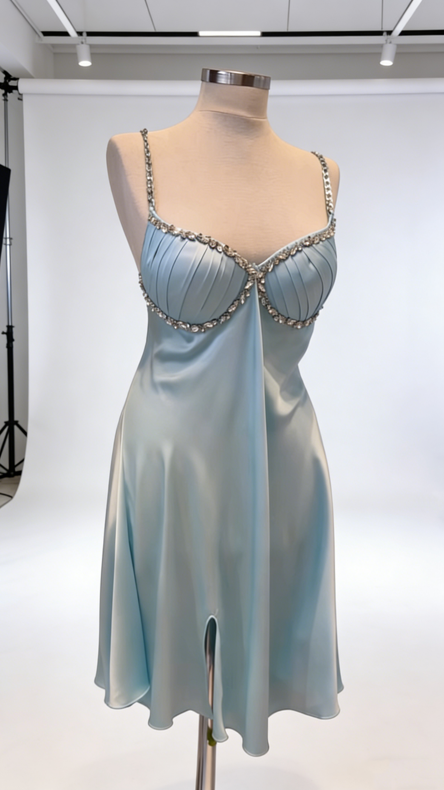 Babyblaues, luxuriöses, perlenbesetztes Satin-Minikleid in schmaler Passform (gh7001)