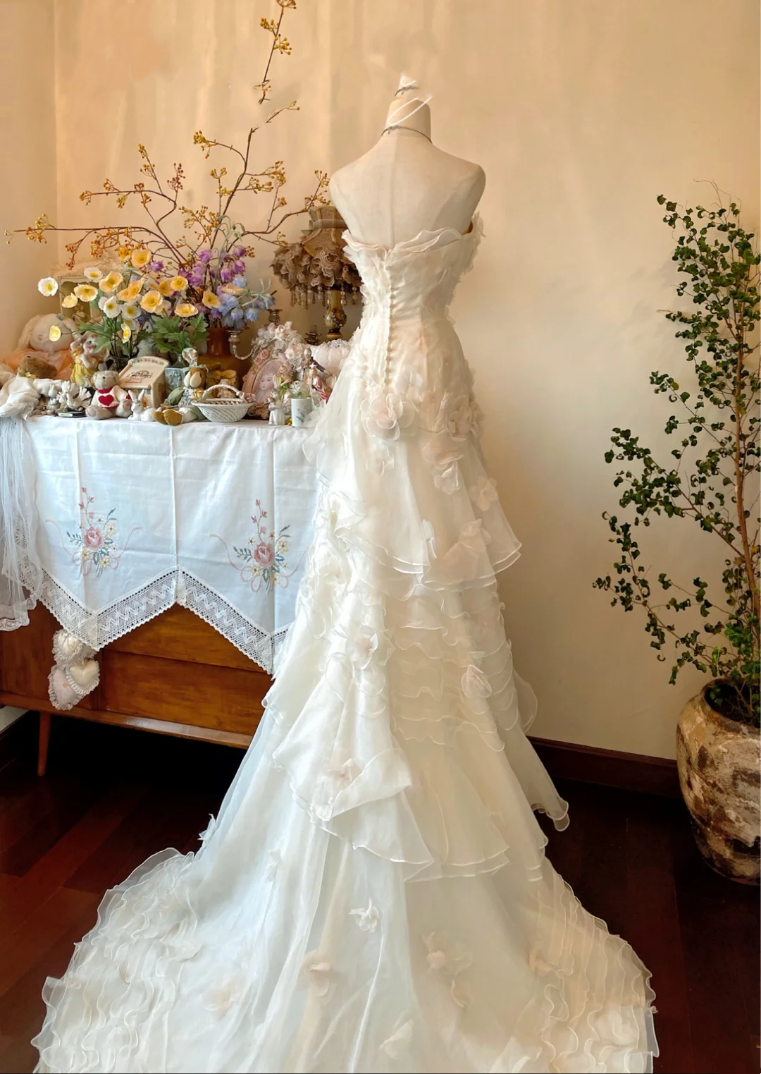 White strapless vintage elegant long gown for party and evening banquet gh7133