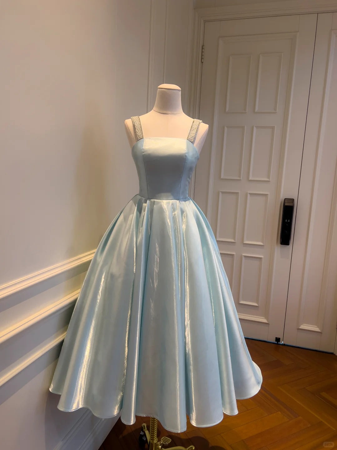 Robe de soirée élégante en satin irisé à fines bretelles, style raffiné et luxueux - Idéale pour un rendez-vous ou une fête (gh6559)
