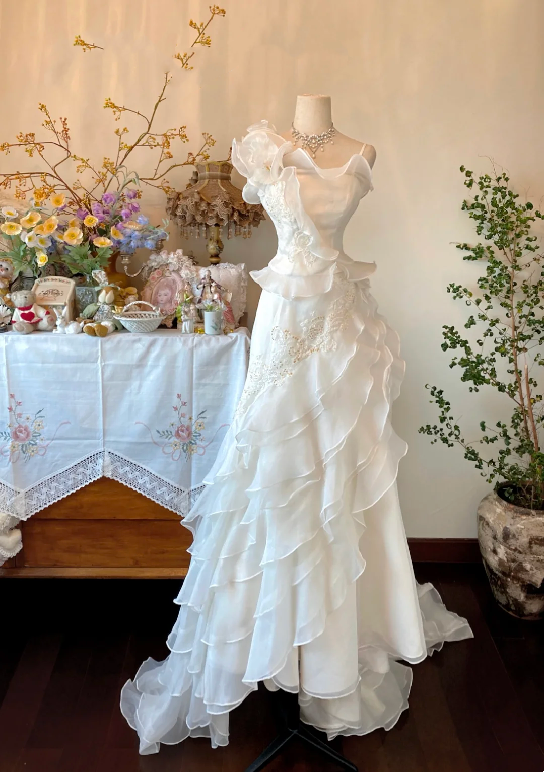 White strapless vintage elegant long gown for party and evening banquet gh7133