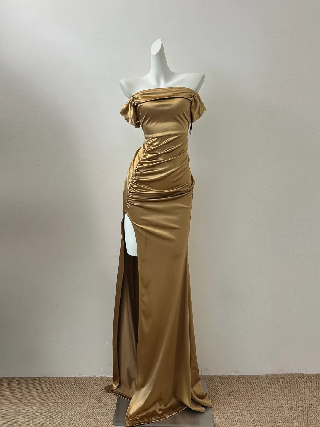 Robe de soirée longue en satin doré métallisé/champagne clair/blanc gh4840