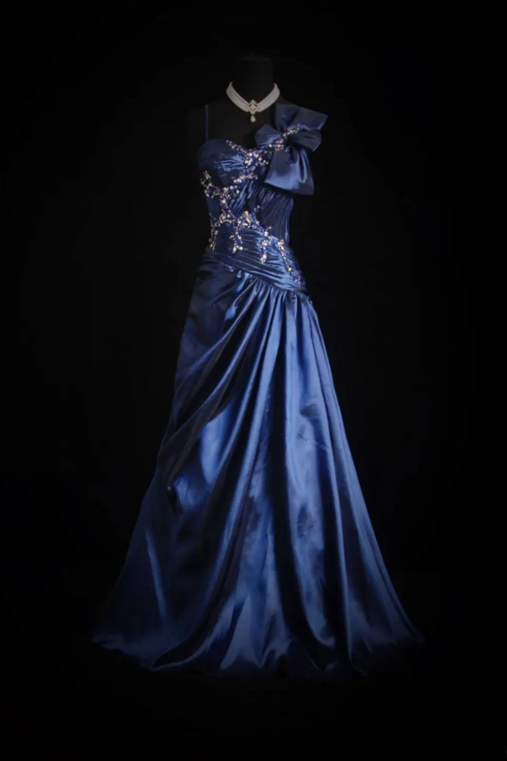 girlhomeshops - Robe de soirée longue en satin bleu marine à fines bretelles et sequins ornée d'un grand nœud (gh6305)