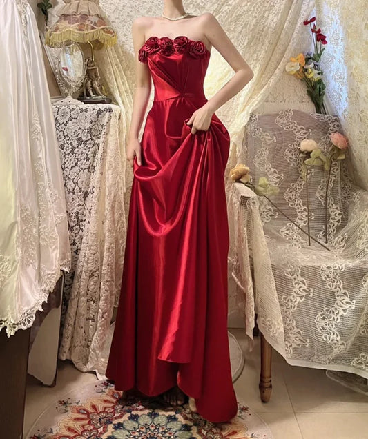 Robe de soirée longue et élégante en satin rouge à fleurs délicates gh4436