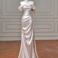 Hochwertiges, strukturiertes, champagnergoldenes Satin-Abendkleid mit schulterfreiem Schnitt, Raffungen und Schleppe – Elegantes Kleid für Dinner und roten Teppich gh6546