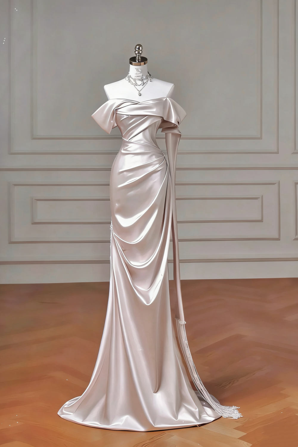 Hochwertiges, strukturiertes, champagnergoldenes Satin-Abendkleid mit schulterfreiem Schnitt, Raffungen und Schleppe – Elegantes Kleid für Dinner und roten Teppich gh6546