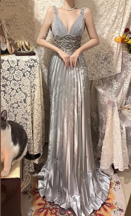 Graues, glänzendes, elegantes, langes Ballkleid aus Satin mit V-Ausschnitt und Perlenbesatz gh4504
