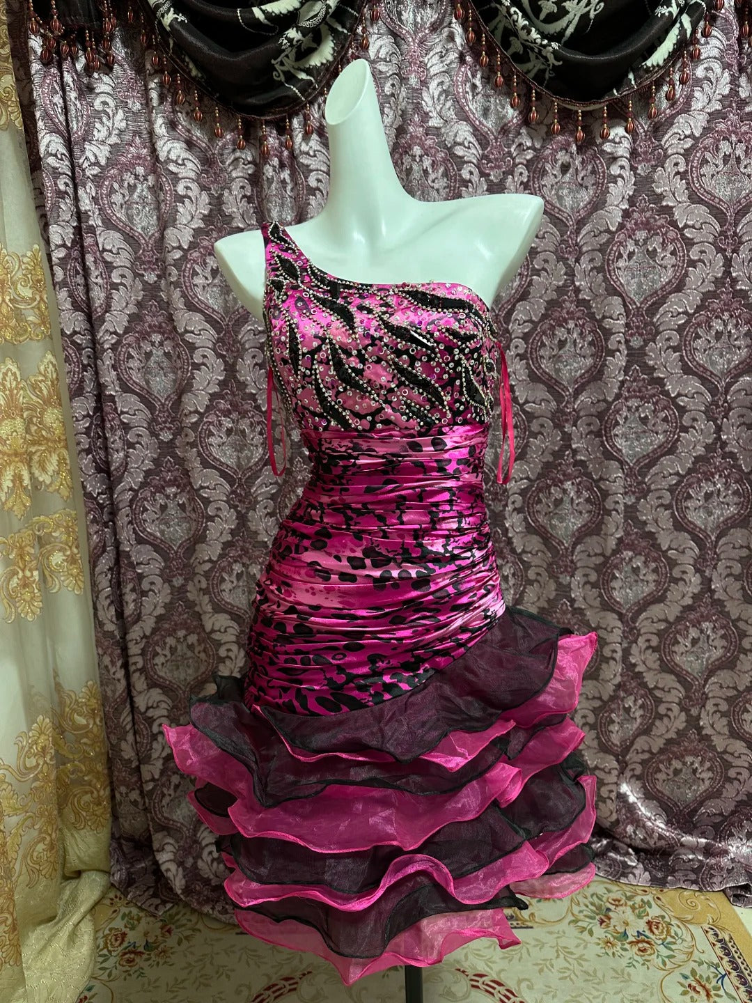 Lila Perlenbesetztes kurzes Tüll-Heimkehrkleid aus Satin mit Rüschen gh4645