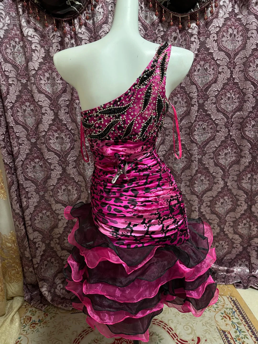 Lila Perlenbesetztes kurzes Tüll-Heimkehrkleid aus Satin mit Rüschen gh4645