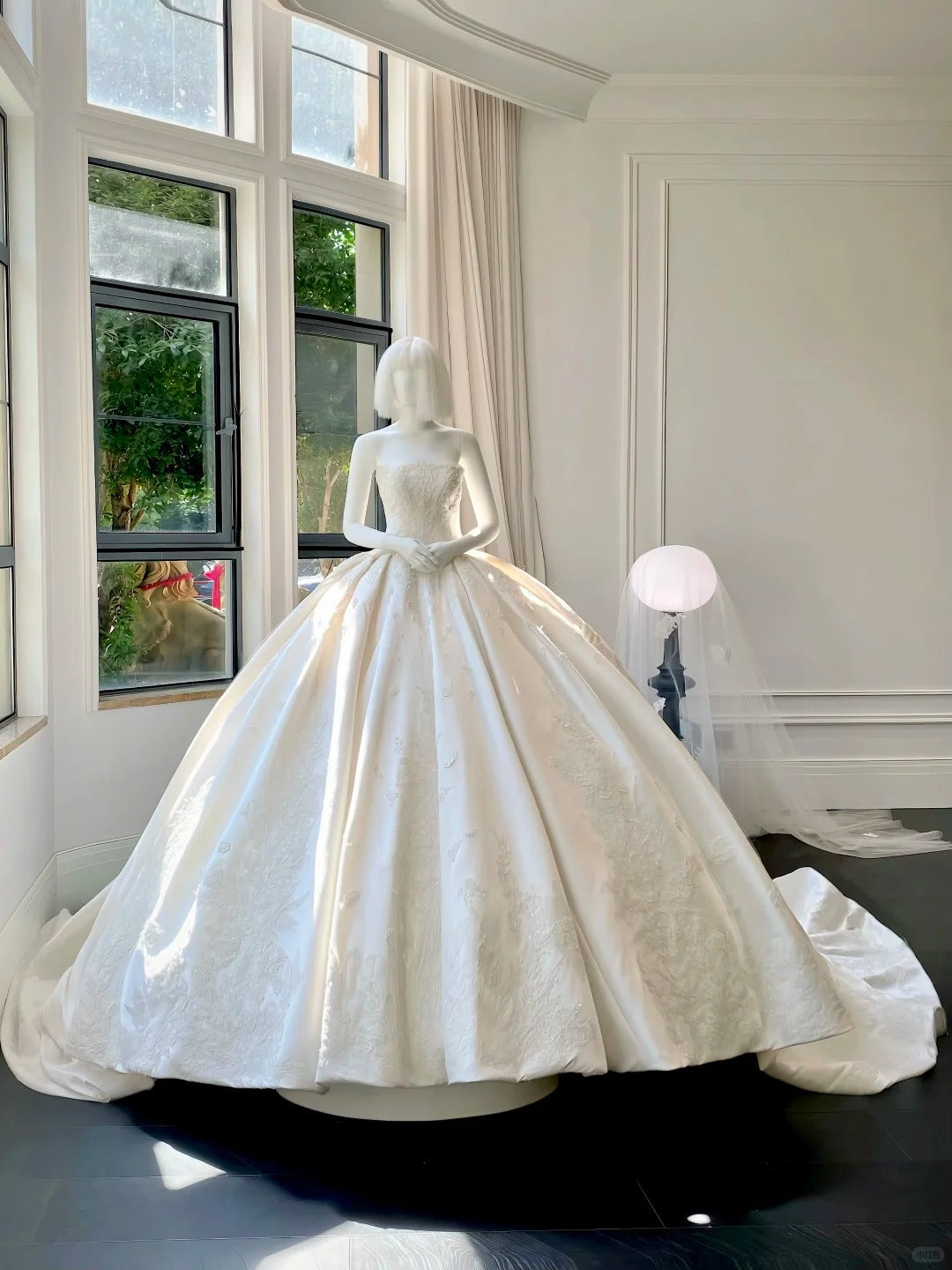 Girlhomeshops--💕Robe de mariée blanche avec des appliques florales et délicates en perles, robe de mariée longue en satin simple gh5443