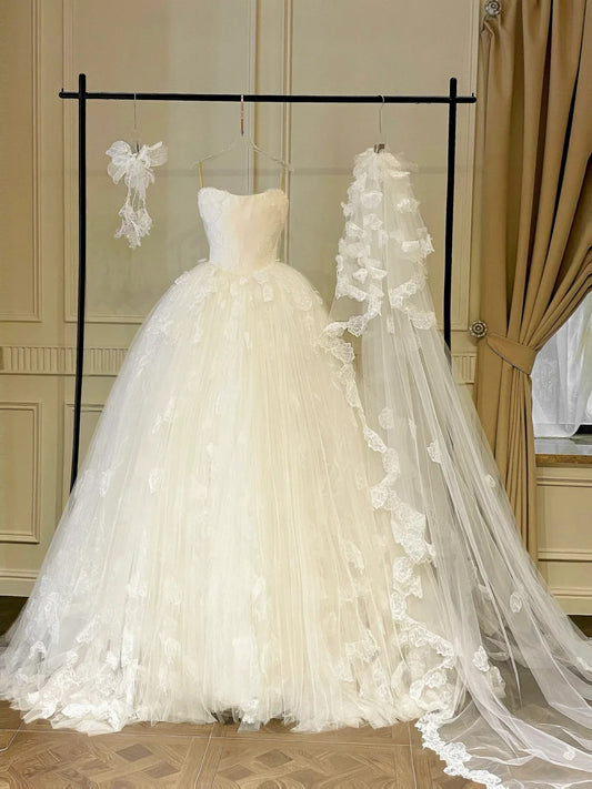 Girlhomeshops - Langes, elegantes weißes Tüllkleid mit Blumenspitze, gh5436