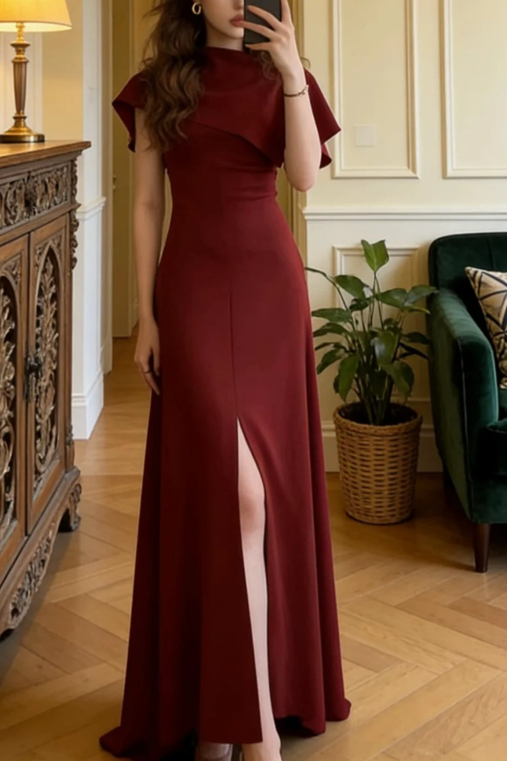 Schlankmachendes Kleid! Französisches Vintage-Maxikleid in Weinrot mit Stehkragen, flatternden Ärmeln und taillierter Silhouette (Schlitz) gh7011