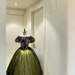 Robe de bal victorienne en satin vert olive à épaules dénudées : tissu satiné, garniture florale en velours, dentelle à motif d'étoiles, silhouette rétro, robe de soirée gh6734