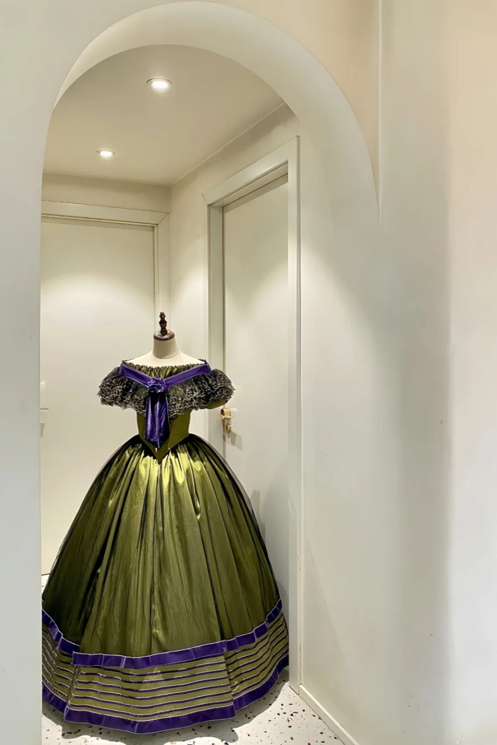 Robe de bal victorienne en satin vert olive à épaules dénudées : tissu satiné, garniture florale en velours, dentelle à motif d'étoiles, silhouette rétro, robe de soirée gh6734