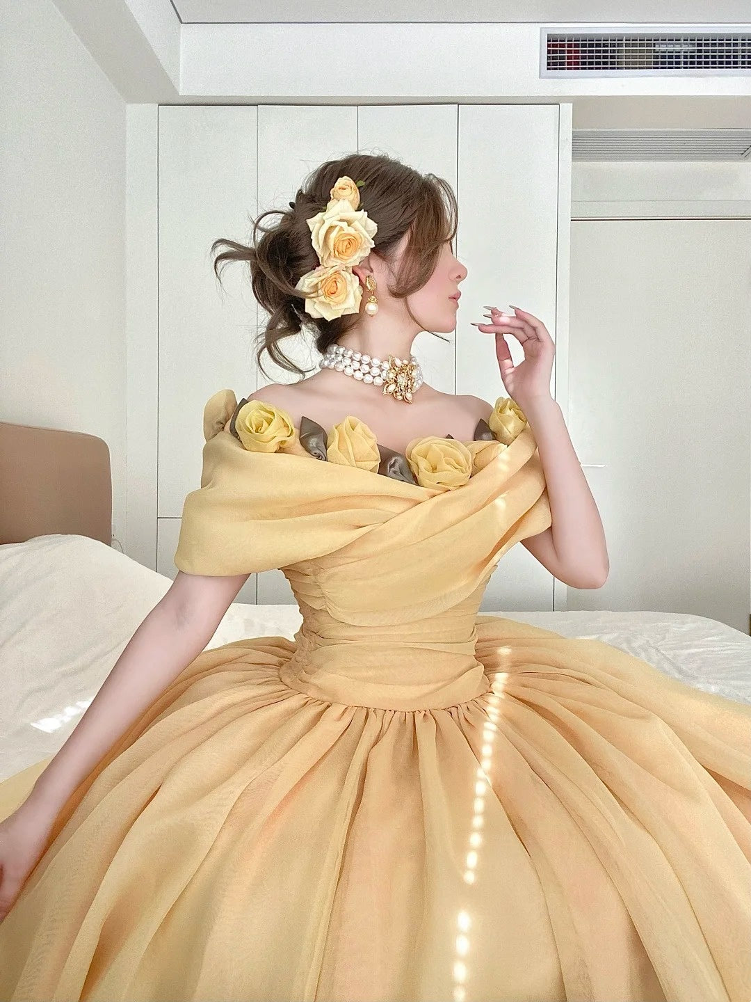 Cremefarbenes, gelbes Organza-Ballkleid in Bodenlänge mit schulterfreiem Ausschnitt und 3D-Rosenapplikation im viktorianischen Stil (gh6736)