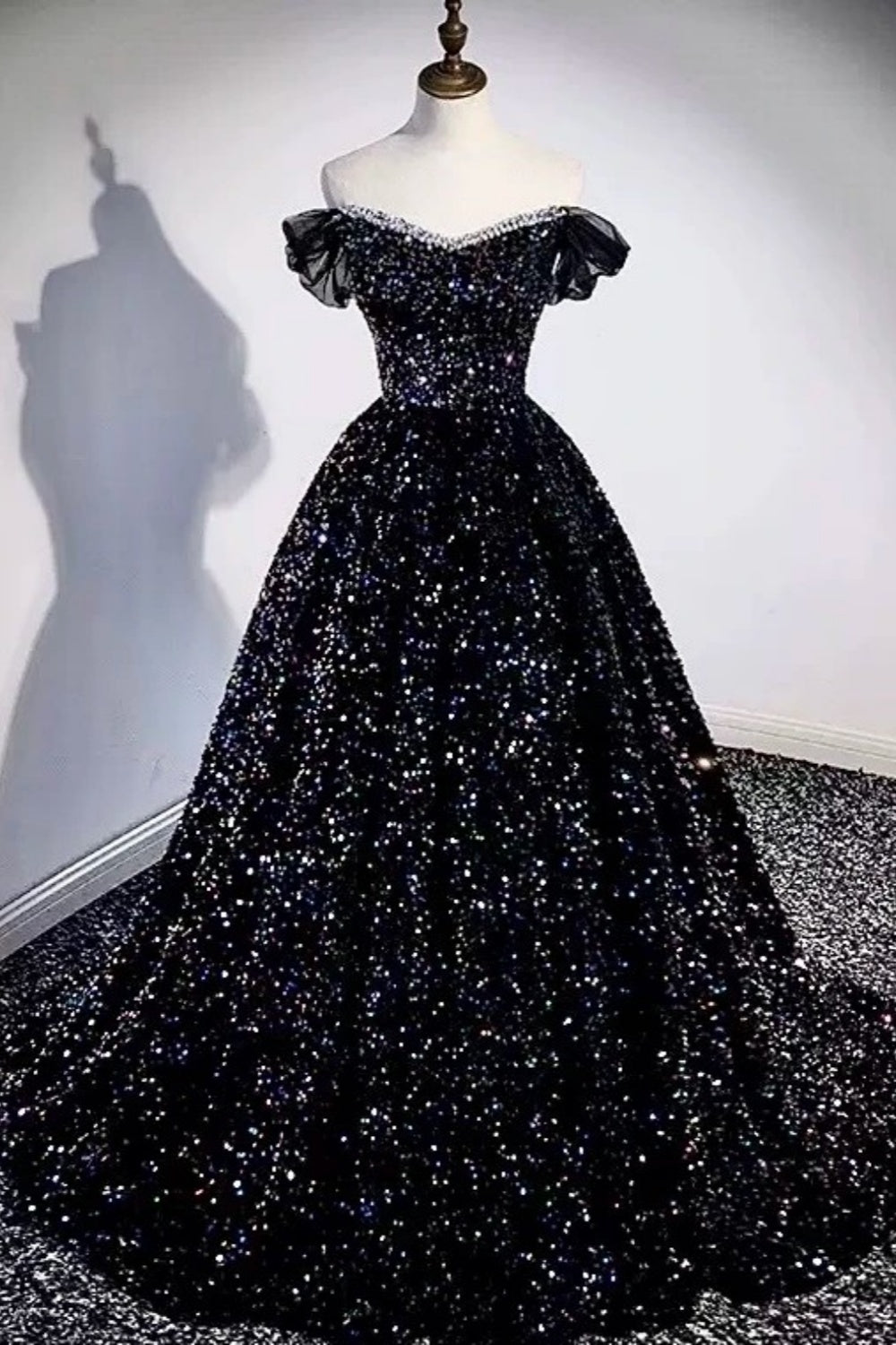 Midnight Galaxy – schulterfreies, funkelndes Pailletten-Abendkleid gh7072