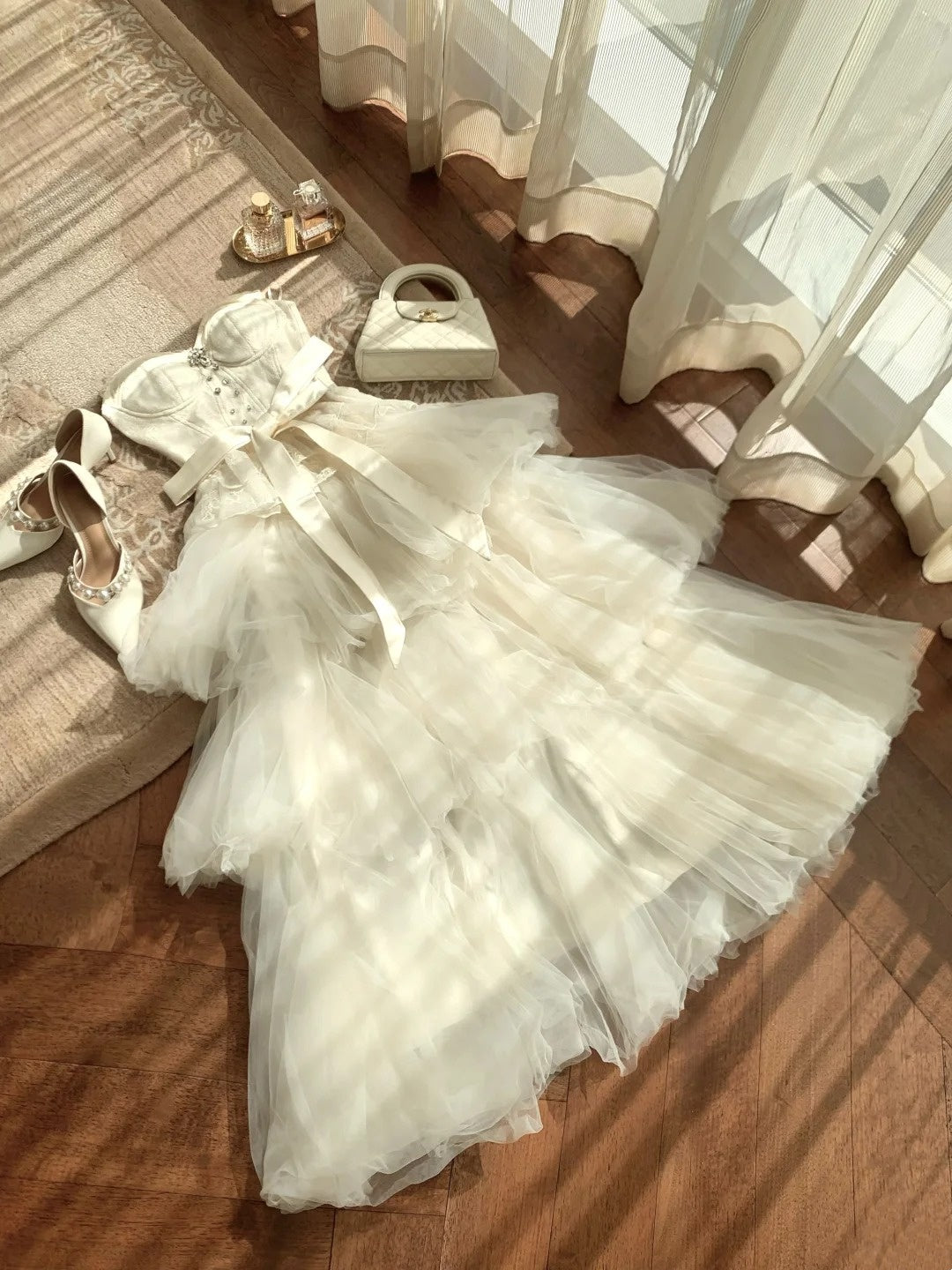 Viraler Trend! Cremefarbenes Satinkleid mit Bindegürtel – das perfekte Abendkleid für ein romantisches Date (gh7002).