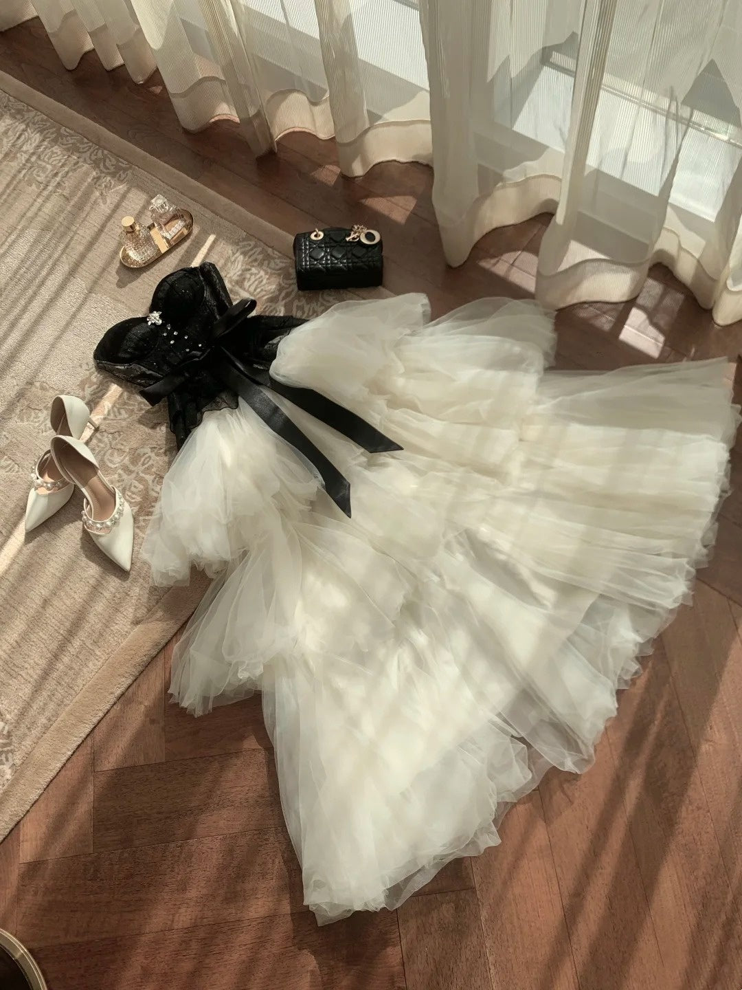 Niche Luxury Schwarz-Weißes trägerloses Spitzen-Tüll-Abendkleid gh7003