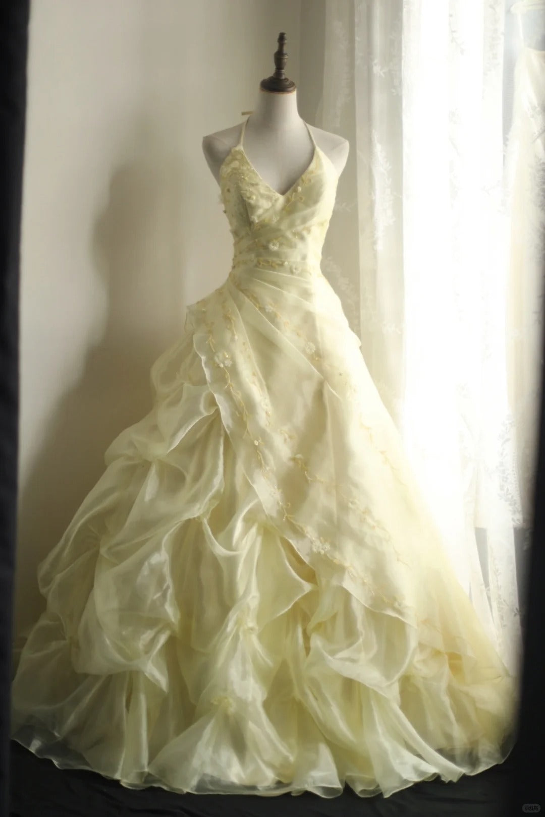 Girlhomeshops-Yellow Retro Halter Neck Heavy Puff Princess Wedding Dress gh5425