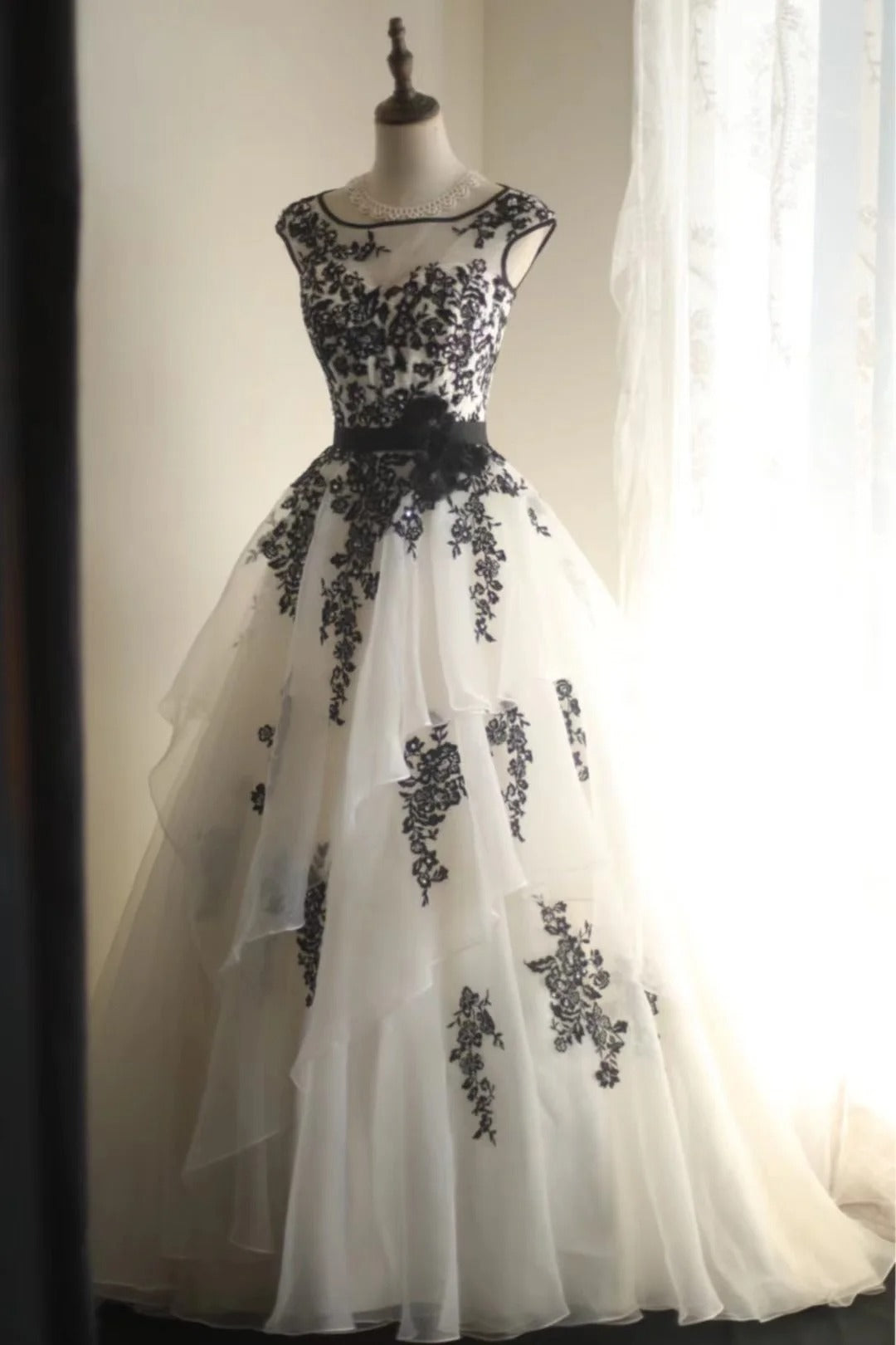 Schwarzes Schwanen-Spitzen-Blumen-Lang-Tüll-Prinzessin-Ballkleid-Abendkleid-Brautkleid gh4324