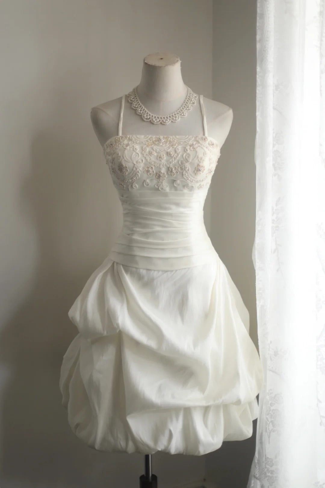Elfenbeinweißes, exquisites, mit Perlen verziertes, modisches, kurzes, unregelmäßig plissiertes Prinzessinnenkleid, Hochzeitskleid, Heimkehrkleid, Geburtstagspartykleid, Cocktailpartykleid, Abendkleid, Ballkleid, Abendkleid. gh3968