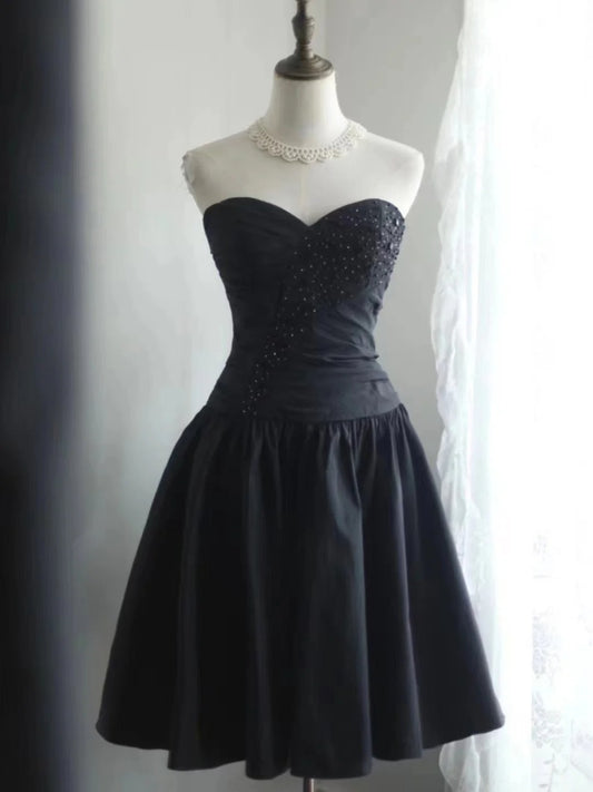 Vintage Kleines Schwarzes Kleid Taft Kurzes Homecoming Kleid Satin Herzförmiger Ausschnitt Unregelmäßiges Plissee-Design Handbestickt gh4375