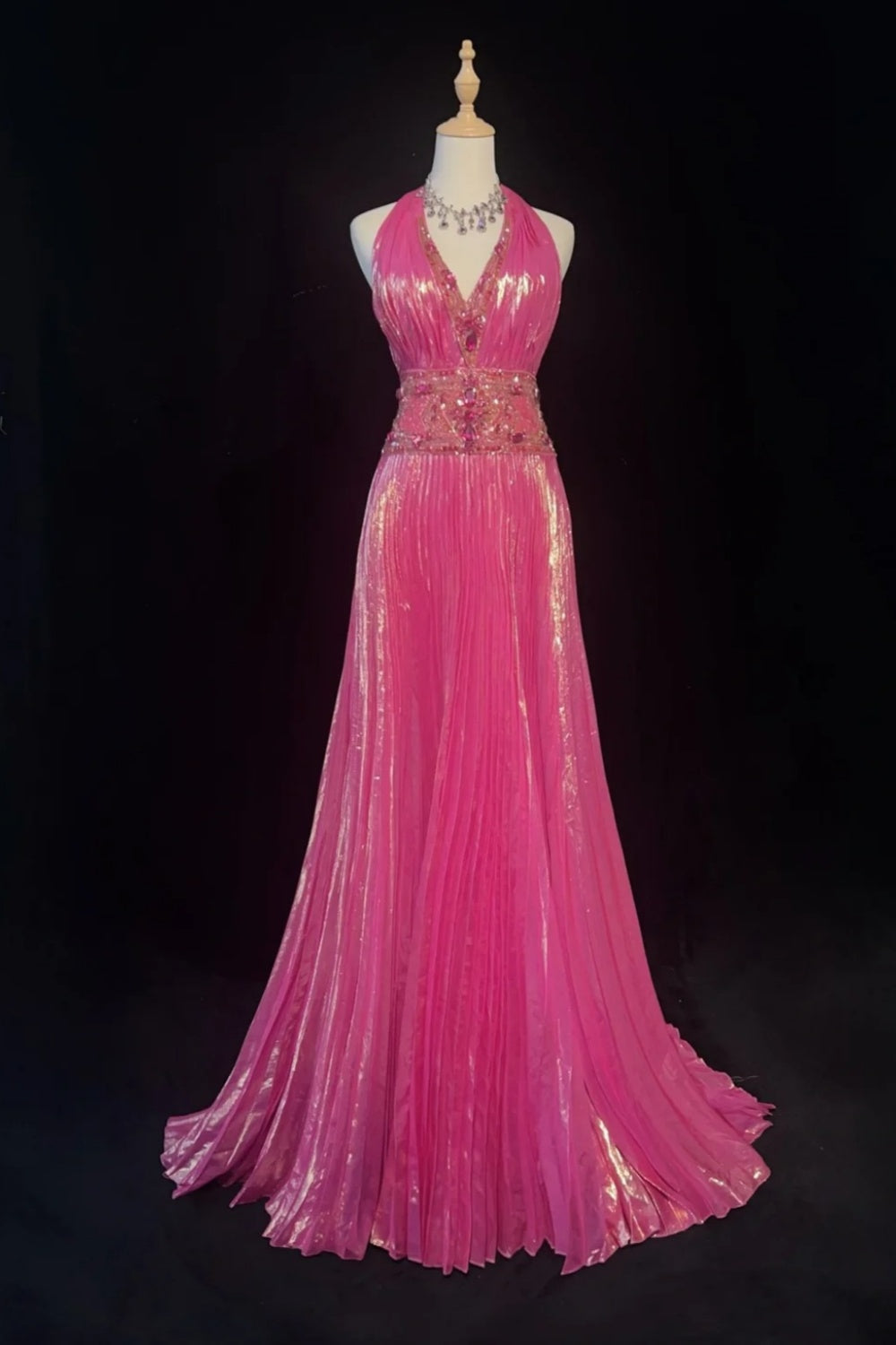 Langes, elegantes, rosafarbenes Satinkleid mit exquisiter Perlenverzierung gh6774