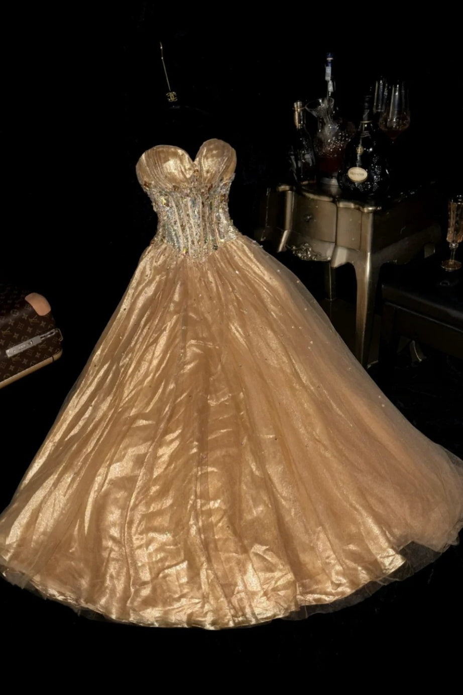 Goldenes, prachtvolles, glänzendes, elegantes langes Abschlusskleid, Abendkleid gh6813