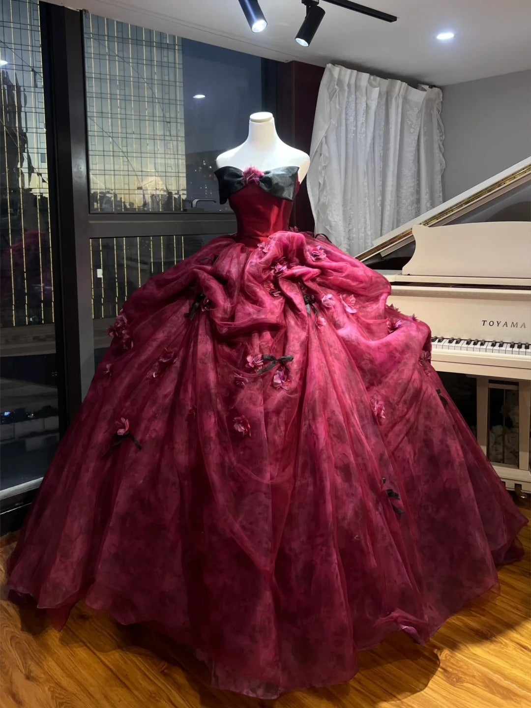 Absolut atemberaubendes und elegantes rotes Prinzessinnenkleid im französischen Stil mit einer riesigen Schleppe gh6726