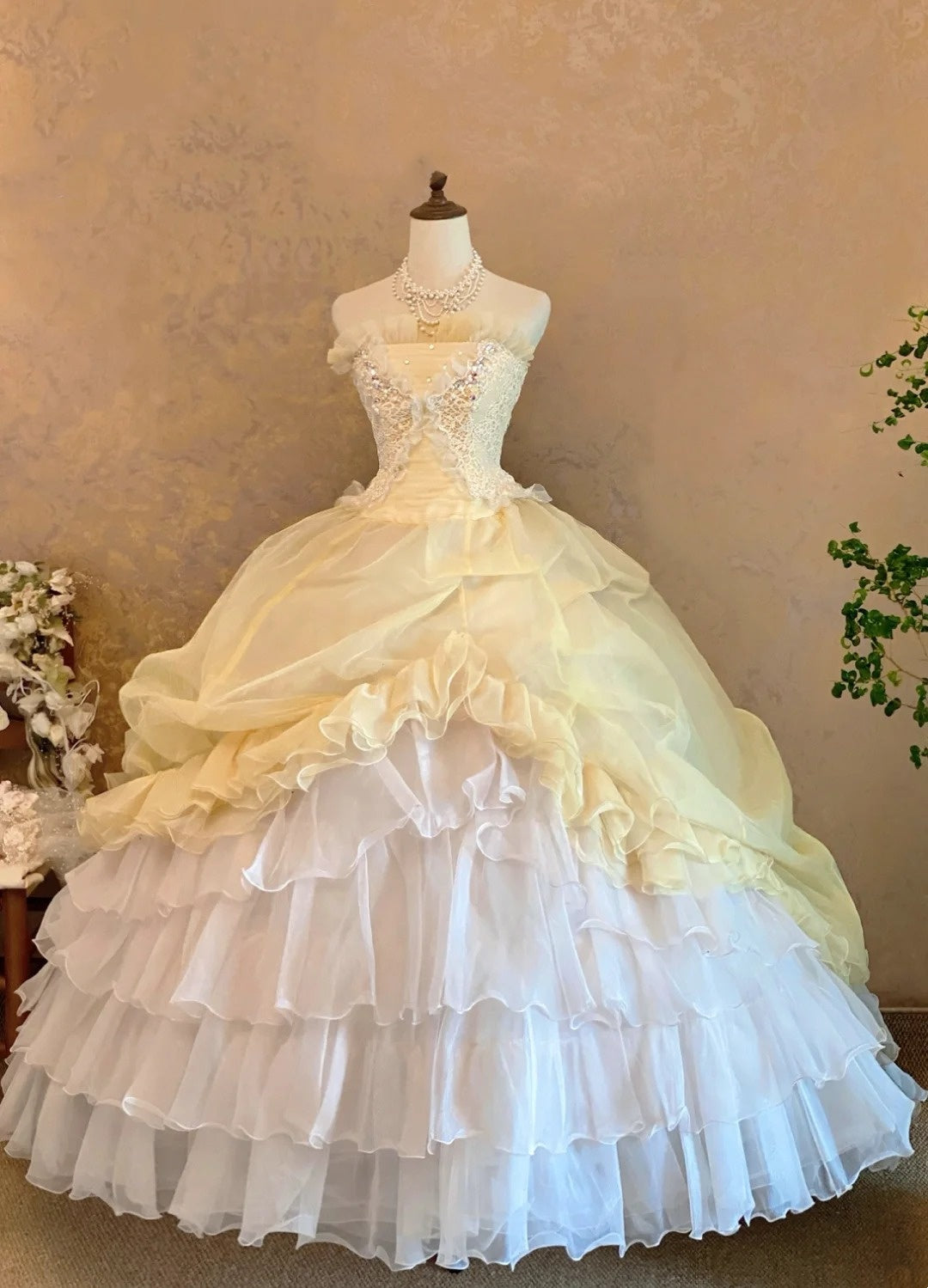 robe de cour longue en tulle dégradé jaune et blanc sans bretelles, ornée de dentelle et de strass (girlhomeshops gh6368)