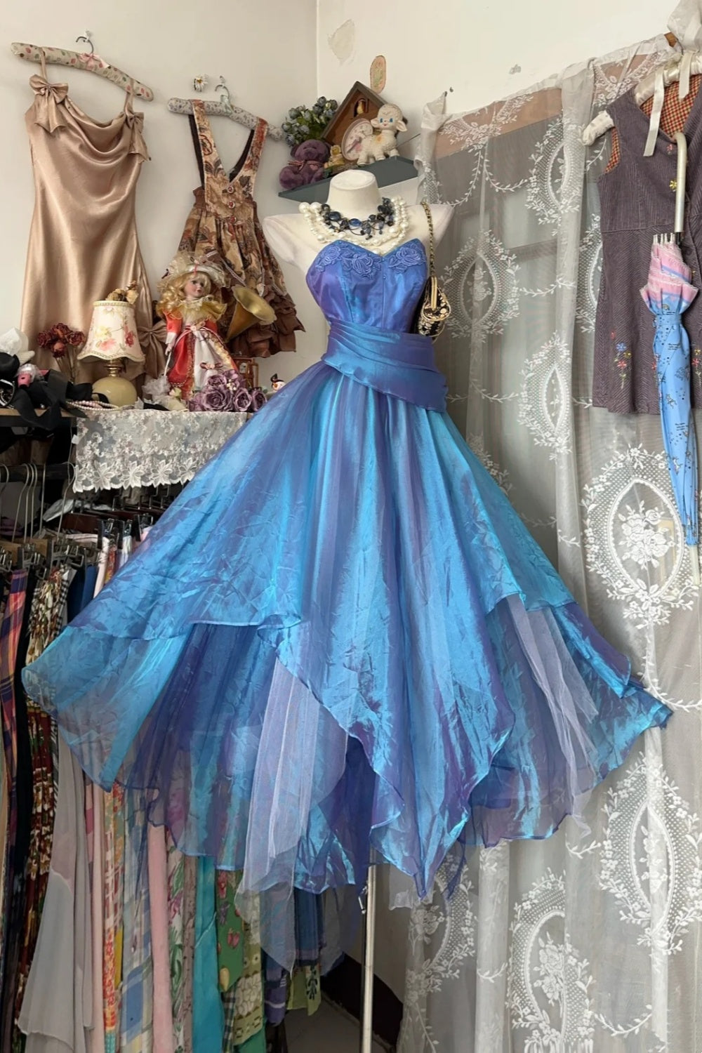 Vintage-Ballkleid im Court-Stil, blau-violett Ombré, schulterfrei, aus Spitze, schimmernder Organza, gh7091