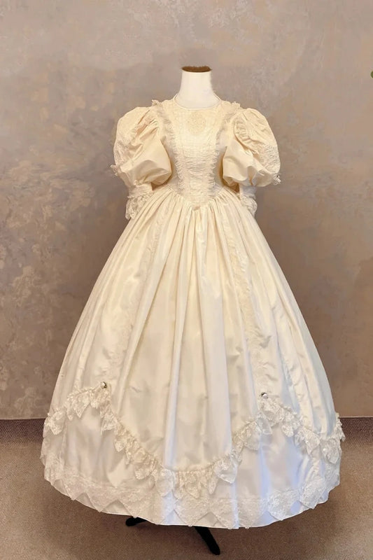 girlhomeshops - Robe de mariée crème en satin, manches bouffantes, ornée de dentelle, longueur au sol, style victorien gh6369