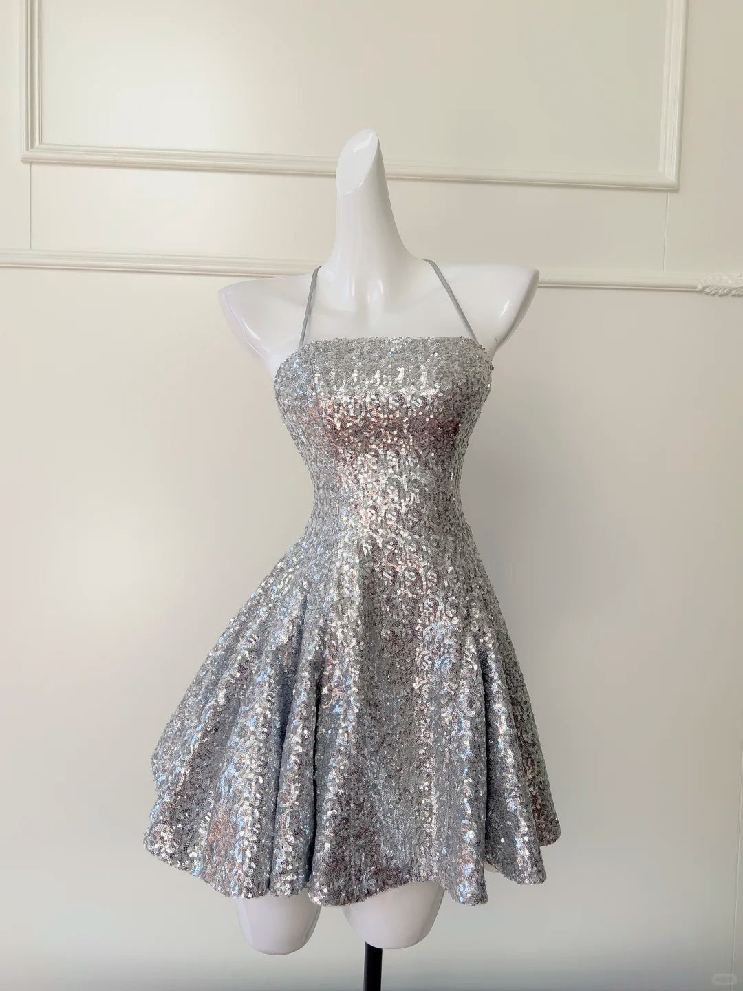 Silbernes glänzendes Nischen-Vintage-Kleid, kurzes Pailletten-Heimkehrkleid, Geburtstags-Cocktailpartykleid, gh4306