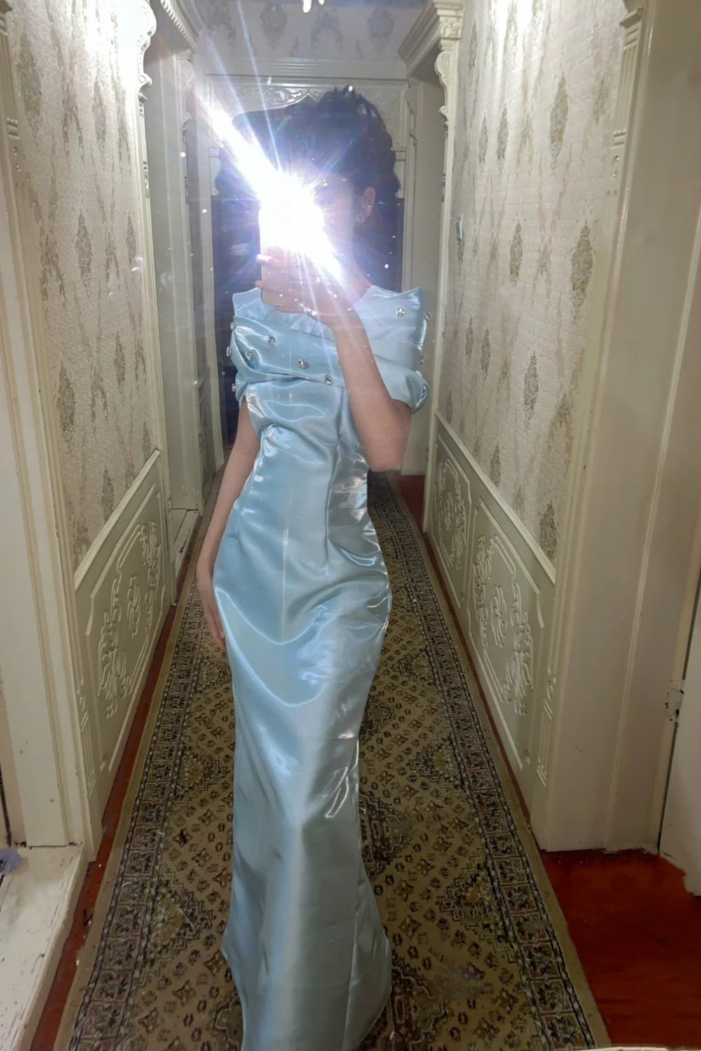 girlhomeshops-Hellblaues Satin-Diamantkleid mit Nieten, elegante Linien zeigen leichte, luxuriöse Textur gh5900