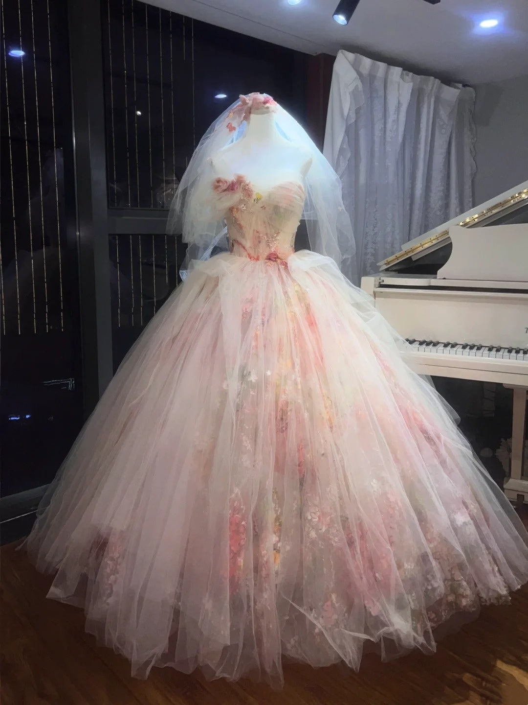 Ein bezauberndes Feenkleid mit Blumenmuster und Tausenden von Blüten am Saum. gh6728
