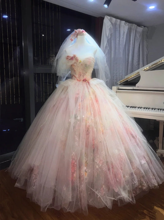 Ein bezauberndes Feenkleid mit Blumenmuster und Tausenden von Blüten am Saum. gh6728