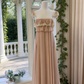 Zartrosa Chiffon-Kleid mit Rüschen und flatternden Ärmeln – Vintage-Maxikleid mit rückenfreiem Schnitt, elegant und verträumt (gh6962)