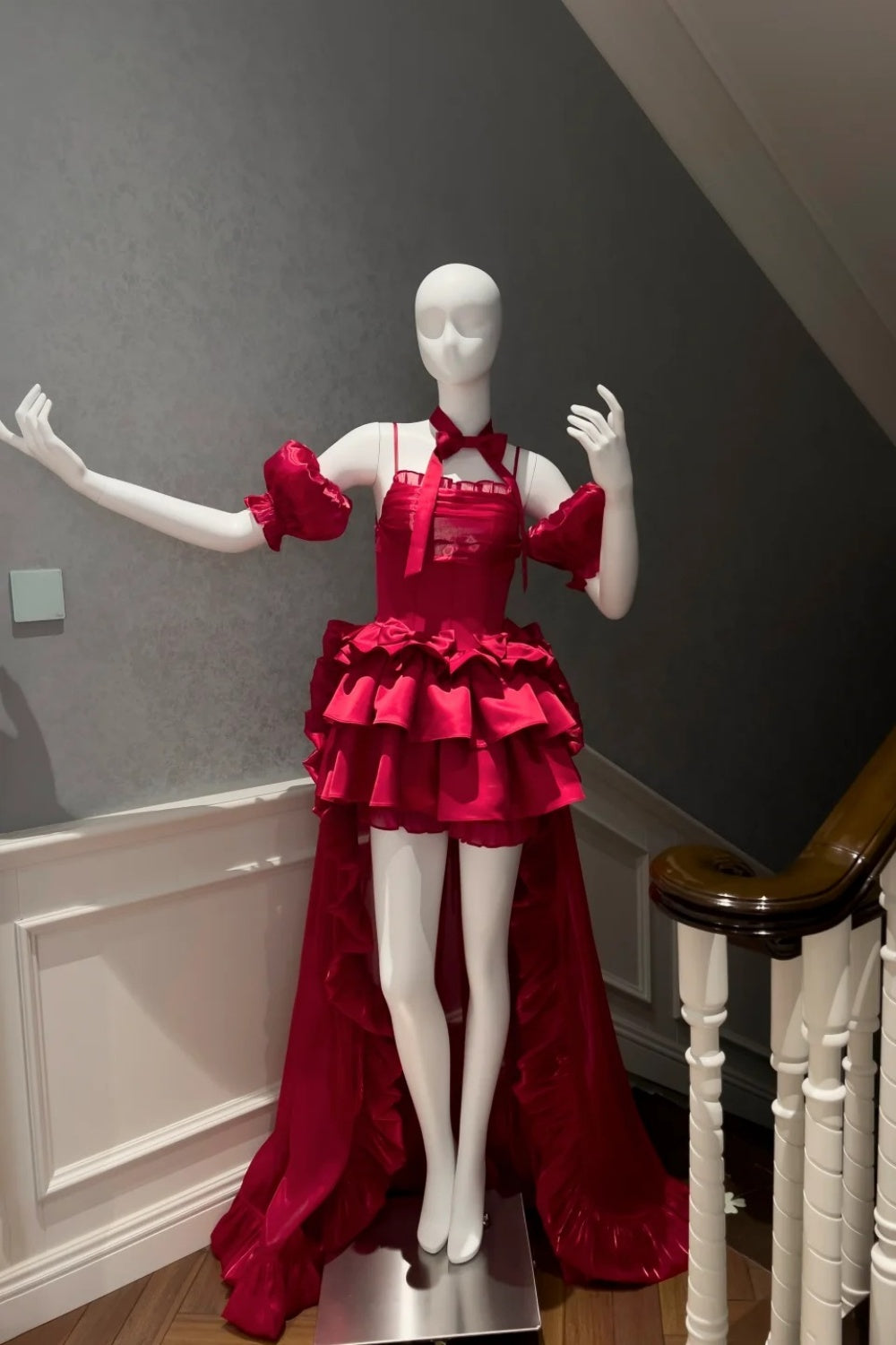 girlhomeshops-Burgunderrotes Satin-Spaghetti-Träger-Puffärmel-Schleppenkleid gh6383